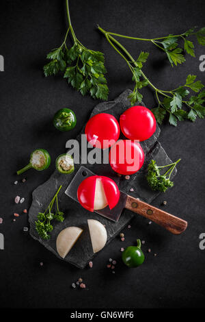 Vue de dessus du mini bébé boules de fromage en cire rouge Banque D'Images