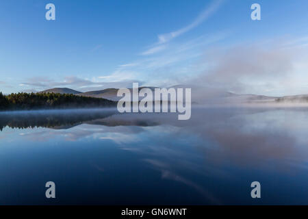 Mist rising sur le Loch Garten, Ecosse Banque D'Images