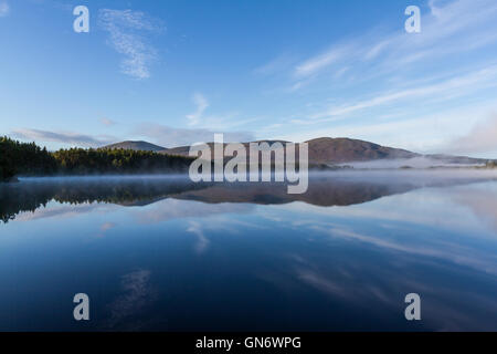 Mist rising sur le Loch Garten, Ecosse Banque D'Images