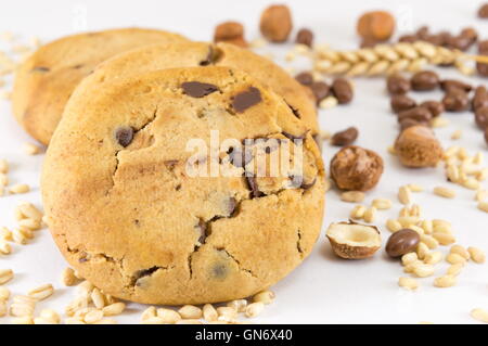 Cookies aux pépites de chocolat et noisettes sur fond blanc Banque D'Images