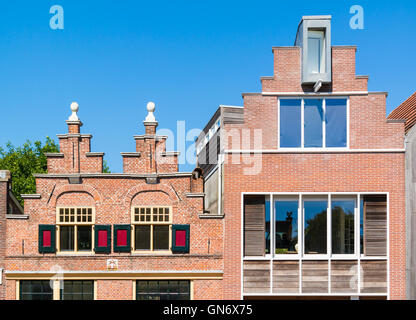 Haut de façades pignons de l'ancien et le moderne maison en brique sur l'Oudegracht à Alkmaar, Pays-Bas Banque D'Images