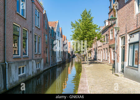 Maisons et quai du canal en Kooltuin Alkmaar, Hollande du Nord, Pays-Bas Banque D'Images