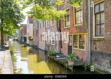 Maisons et quay dans Kooltuin dans le canal d'Alkmaar, Hollande du Nord, Pays-Bas Banque D'Images
