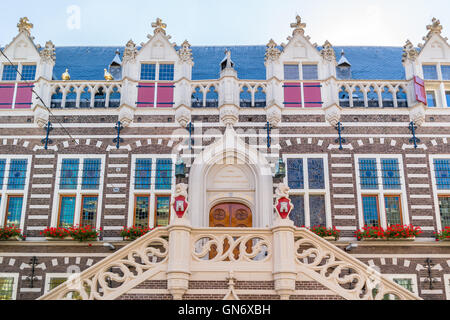 Façade de l'hôtel de ville en centre-ville d'Alkmaar, Hollande du Nord, Pays-Bas Banque D'Images