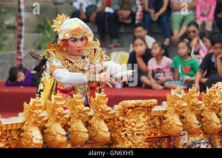 Denpasar, Bali, Indonésie - 28 juin 2015 : Musicien et danseur, habillé en costume de style balinais traditio la lecture de musique. Banque D'Images