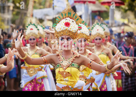 Denpasar, Bali, Indonésie - Juin 13, 2015 : de belles femmes - groupe de danseurs balinais habillé en sarongs colorés. Banque D'Images