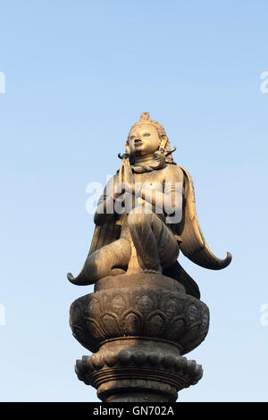 Statue en or de Garuda sur une colonne, Durbar Square, Patan, Népal Banque D'Images