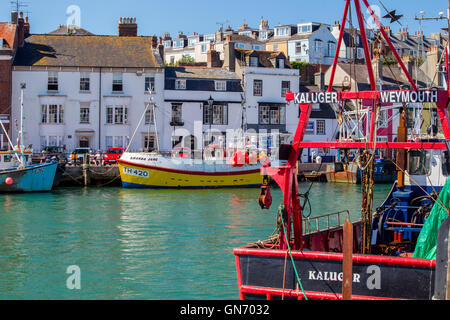 Bateaux de pêche dans le port de Weymouth, Dorset Banque D'Images