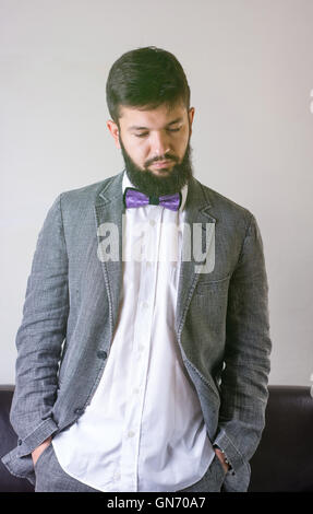 Homme élégant dans un costume avec une cravate d'arc Banque D'Images