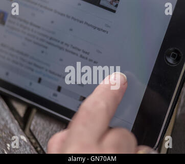Ipad Mini utilisé par jeune femme Banque D'Images