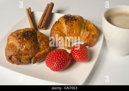 Le petit-déjeuner avec croissants, confiture et beurre Banque D'Images