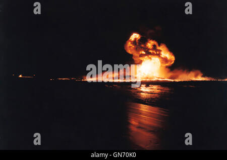 La ville de Koweït, Koweït - Avril 1991 : incendie de puits de pétrole en feu endommagé à la lumière du jour avec de la fumée sombre ciel à partir de la région du Golfe Persique Banque D'Images