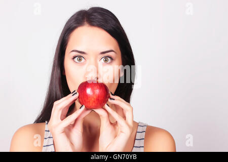 Young caucasian woman holding apple. Régime alimentaire et de remise en forme gratuit. Mode de vie sain. Banque D'Images