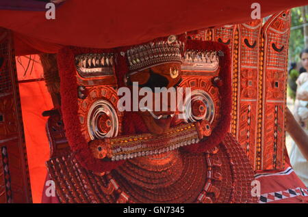 C'est un-Theyyam danse rituelle populaire en Amérique du Kerala ou l'ancienne Kolathunadu. Banque D'Images