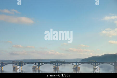 Colombie-britannique, Wrightsville PA pont sur la rivière Susquehanna sur un ciel voilé le matin. Banque D'Images