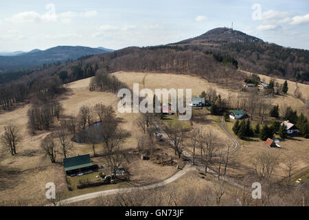 Mont Jedlova (774 m) dans la montagne de Lusace illustrée de Tolstejn Jiretin pod Jedlovou près de château en Bohême du Nord, République Tchèque Banque D'Images