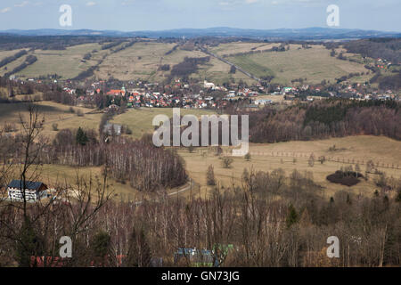 Jiretin pod Jedlovou en Bohême du Nord, République tchèque, illustrée de Tolstejn Château. Les collines en arrière-plan se trouvent en Allemagne Banque D'Images