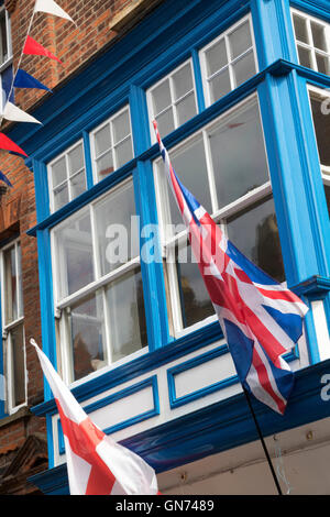Fenêtre en baie avec St George's Drapeau et l'Union Jack à Cromer à Norfolk Banque D'Images