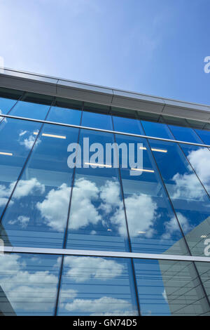 PUFFY NUAGES BLANCS DE CIEL BLEU REFLÉTÉ SUR VERRE OFFICE BUILDING WINDOWS Banque D'Images