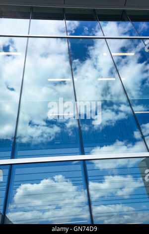 PUFFY NUAGES BLANCS DE CIEL BLEU REFLÉTÉ SUR VERRE OFFICE BUILDING WINDOWS Banque D'Images