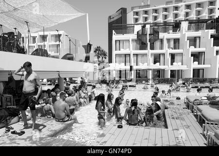 Pool Party et de la piscine du Hard Rock Hotel à Ibiza. Resort haut de gamme pour la jeune génération qui aime faire la fête et se détendre. Banque D'Images