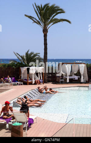 Pool Party et de la piscine du Hard Rock Hotel à Ibiza. Resort haut de gamme pour la jeune génération qui aime faire la fête et se détendre. Banque D'Images