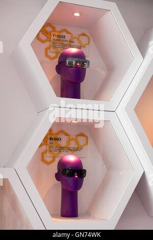 Souvenirs de l'industrie pop, vue ici en couleur à l'hôtel Hard Rock lunettes sont donnés par Fergie et Bono. Banque D'Images