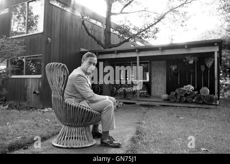 Architecte Ben Thompson, en face de sa maison à 40 Moon Hill Road, Lexington, Massachusetts, 1964. Banque D'Images