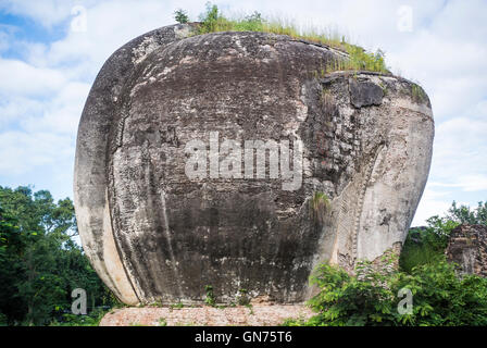 Ruines de Hugh créature mythique près de la pagode de mingun inachevé, myanmar Banque D'Images