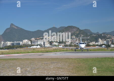 Petit avion à réaction prêt au décollage à l'aéroport de Santos Dumont de Rio de Janeiro Brésil Banque D'Images