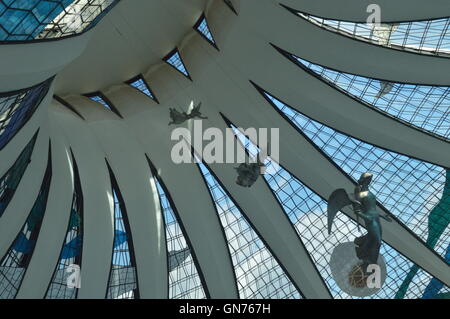 Intérieur de la Cathédrale Métropolitaine de Notre-Dame d'Aparecida à Brasilia Banque D'Images