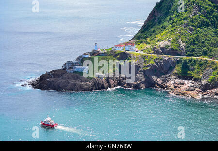 Lieu historique national du Canada du Fort Amherst, à St John's, Terre-Neuve, Canada. Un bateau d'excursion passe à travers. Banque D'Images