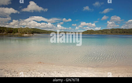 Le calme des eaux bleu turquoise et plage de sable blanc déserte du lac ourlé Mackenzie par les forêts et sous ciel bleu sur l'île Fraser Banque D'Images