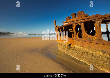 Demeure historique de rouille sur les naugrages Maheno sandy 75-mile beach sous ciel bleu sur Fraser Island Australie Banque D'Images