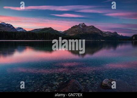 Ciel rose à l'aube éclaire les sommets reflète dans le Lac de Sils Engadine Canton des Grisons Suisse Europe Banque D'Images