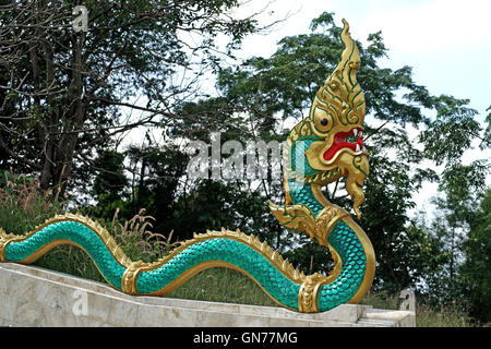 Grand serpent ou snake statue avec beau fond de ciel Banque D'Images