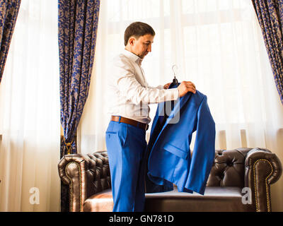 Young businessman putting sur sa veste Banque D'Images