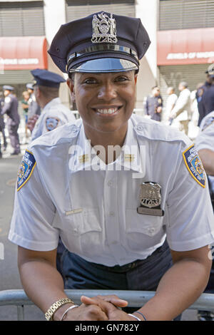 Une belle femme policier en patrouille à la Pakistan 2016 Day Parade sur Madison Ave,. à Manhattan, New York City. Banque D'Images