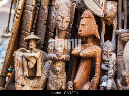 Figurines en bois sculpté à la main étant affichée dans les rues de Fès, Maroc Banque D'Images