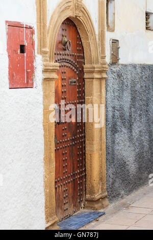 Style typiquement marocain entrée depuis la rue avec porte ornementale massive Banque D'Images