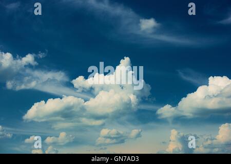 Ciel bleu nuageux parfait Photo Arrière-plan. Beau Ciel d'été. Banque D'Images