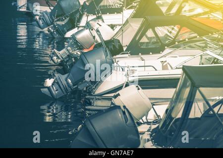 Rangée de bateaux à Marina. Bateaux à moteur puissant. Banque D'Images