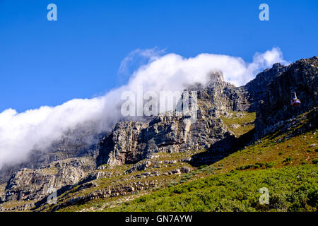 Couche de nuages Nappe donnant effet au cours Table Mountain, Cape Town, Afrique du Sud Banque D'Images