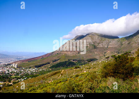 Couche de nuages Nappe donnant effet au cours Table Mountain, Cape Town, Afrique du Sud Banque D'Images