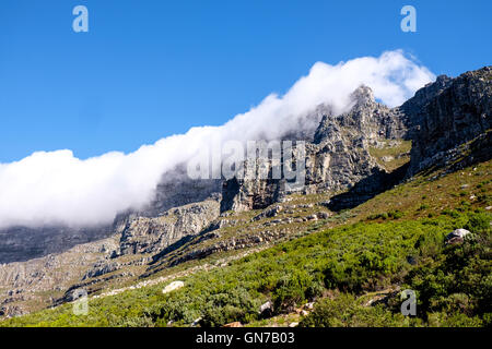 Couche de nuages Nappe donnant effet au cours Table Mountain, Cape Town, Afrique du Sud Banque D'Images