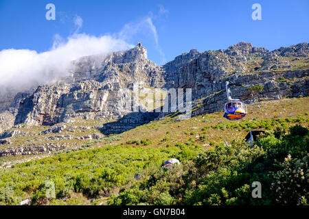 Couche de nuages Nappe donnant effet au cours Table Mountain, Cape Town, Afrique du Sud Banque D'Images