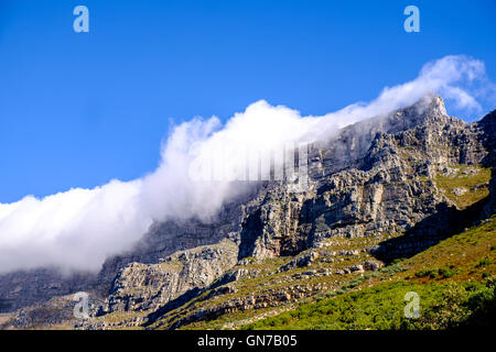 Couche de nuages Nappe donnant effet au cours Table Mountain, Cape Town, Afrique du Sud Banque D'Images