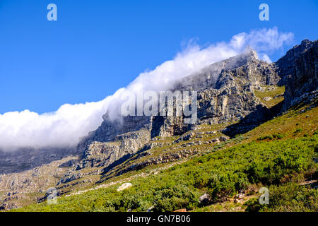 Couche de nuages Nappe donnant effet au cours Table Mountain, Cape Town, Afrique du Sud Banque D'Images