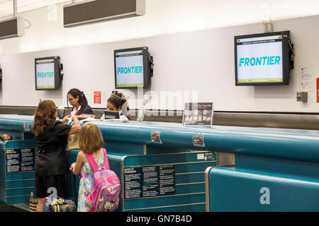 Miami Florida,aéroport international de Miami,MIA,aviation,terminal,Frontier Airlines,transporteur à bas prix,guichet,agent,intérieur intérieur,pass passager Banque D'Images