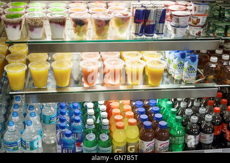 Miami Florida,aéroport international de Miami,MIA,aviation,terminal,kiosque à snacks,caisse réfrigérée,étagère,jus,yaourt,bouteille d'eau,boisson non alcoolisée Banque D'Images